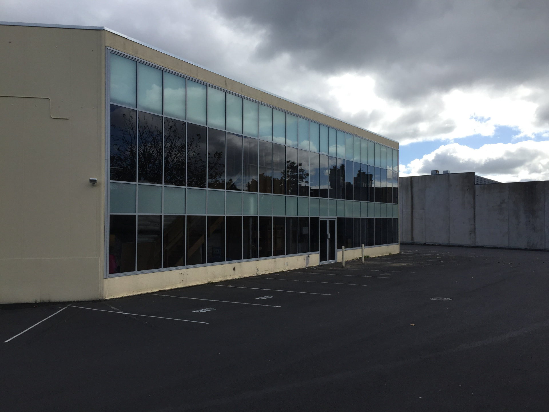 Commercial building with a two-storey aluminium curtain wall of windows
